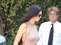 Kendall Jenner odsłoniła biust pod suknią